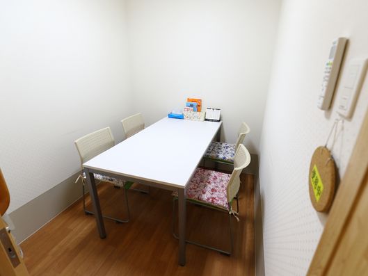 イスとテーブルのある個室
