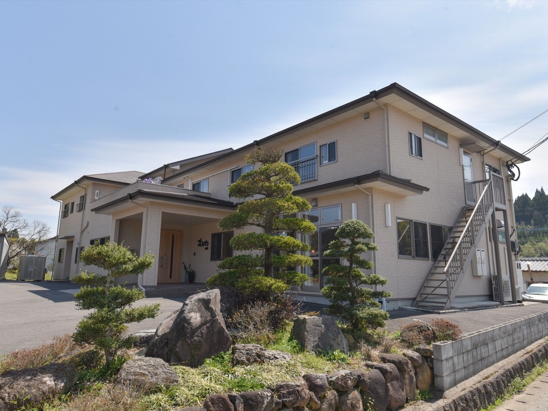 庭園のある建物外観