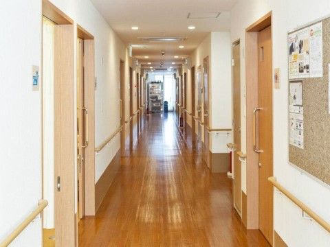 明るく広々とした廊下はバリアフリーとなっている。各居室の入り口は広めの引き戸なので車椅子も楽に移動できる。