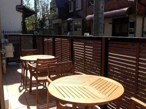 テラスには木製のテーブルと椅子が設置されている。暖かな日差しを感じながら入居者様同士の交流も楽しめる。