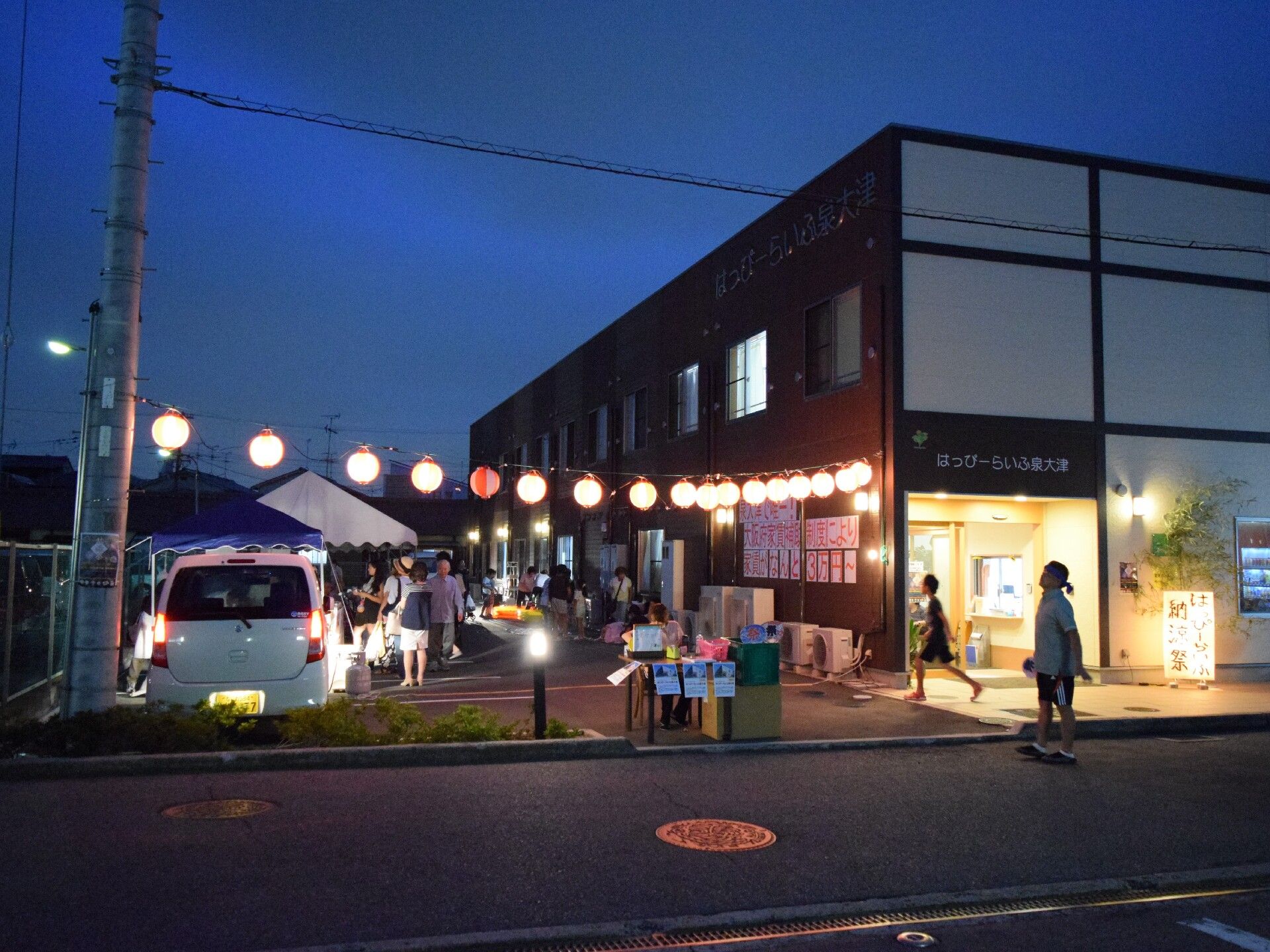 木製のテープルセットが置かれた食堂は明るくアットホームな雰囲気である。美味しい食事や他の入居者様との団らんが楽しめる。