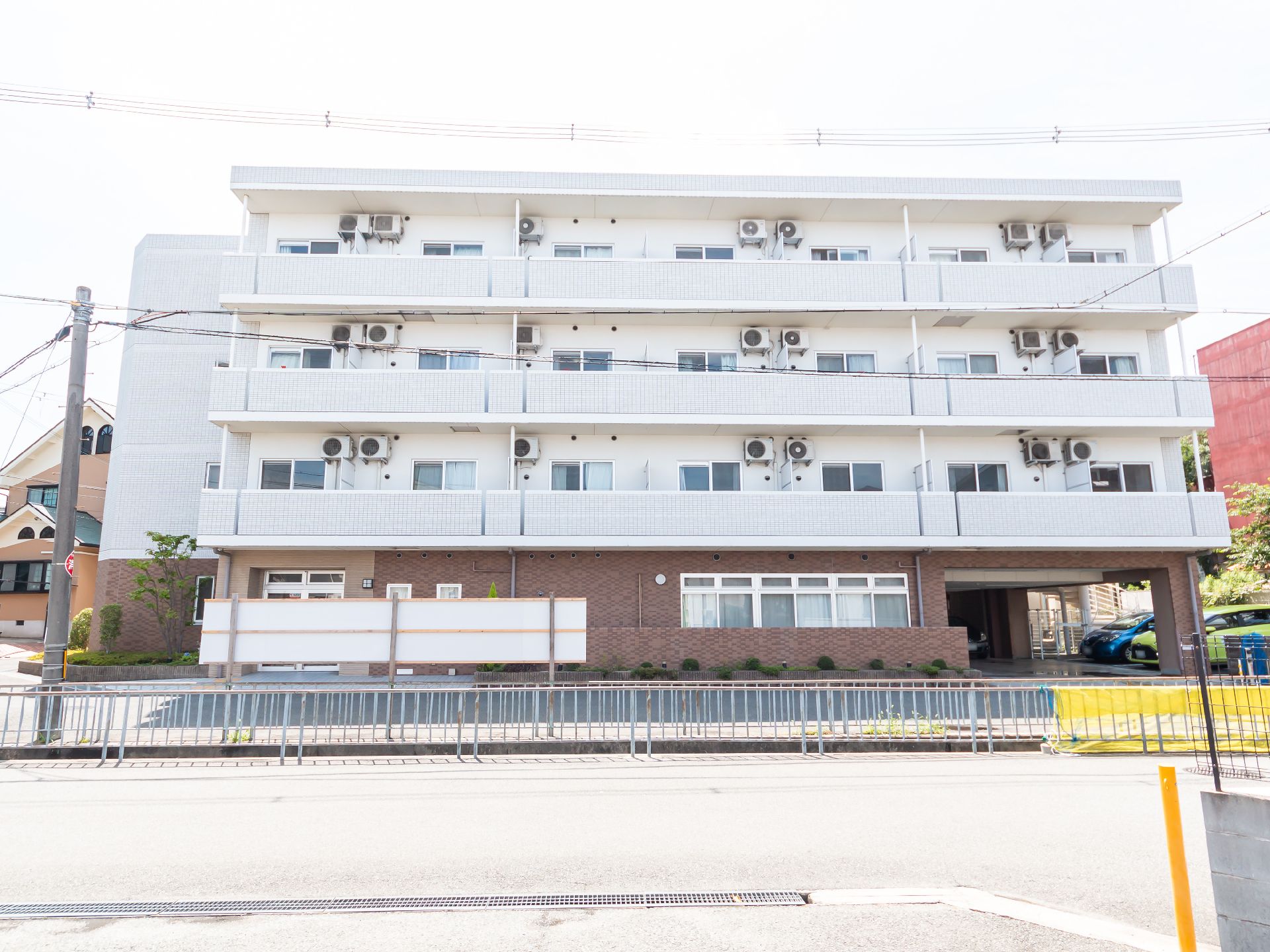 白と茶色が基調の４階建ての介護施設