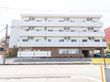 白と茶色が基調の４階建ての介護施設