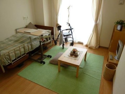 「はっぴーらいふ豊中」の居室。インテリアを思い思いに変えられる、居心地の良い居室。