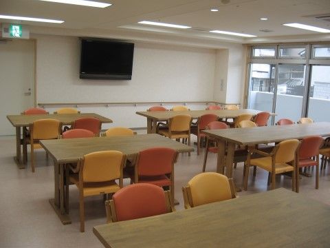 「はっぴーらいふ豊中」の食堂。テレビが設置され、バラエティーやニュースで話が盛り上がる。