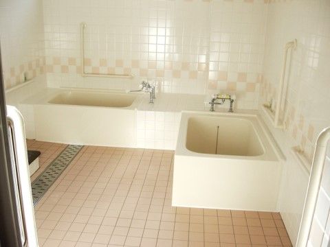 「はっぴーらいふ豊中」の浴室。低めの浴槽を付け、跨ぎやすくなっている。