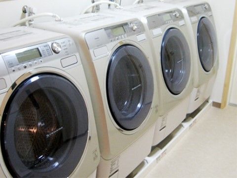 「はっぴーらいふ豊中」のランドリー。洗濯室を利用し、衣類を清潔に保てる。