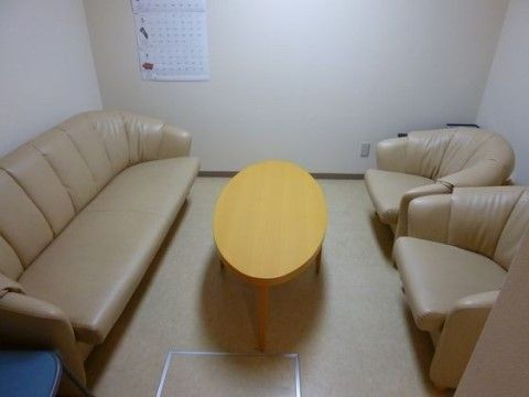 「はっぴーらいふ豊中」の談話室。体を包み込みやすい程よいクッション。