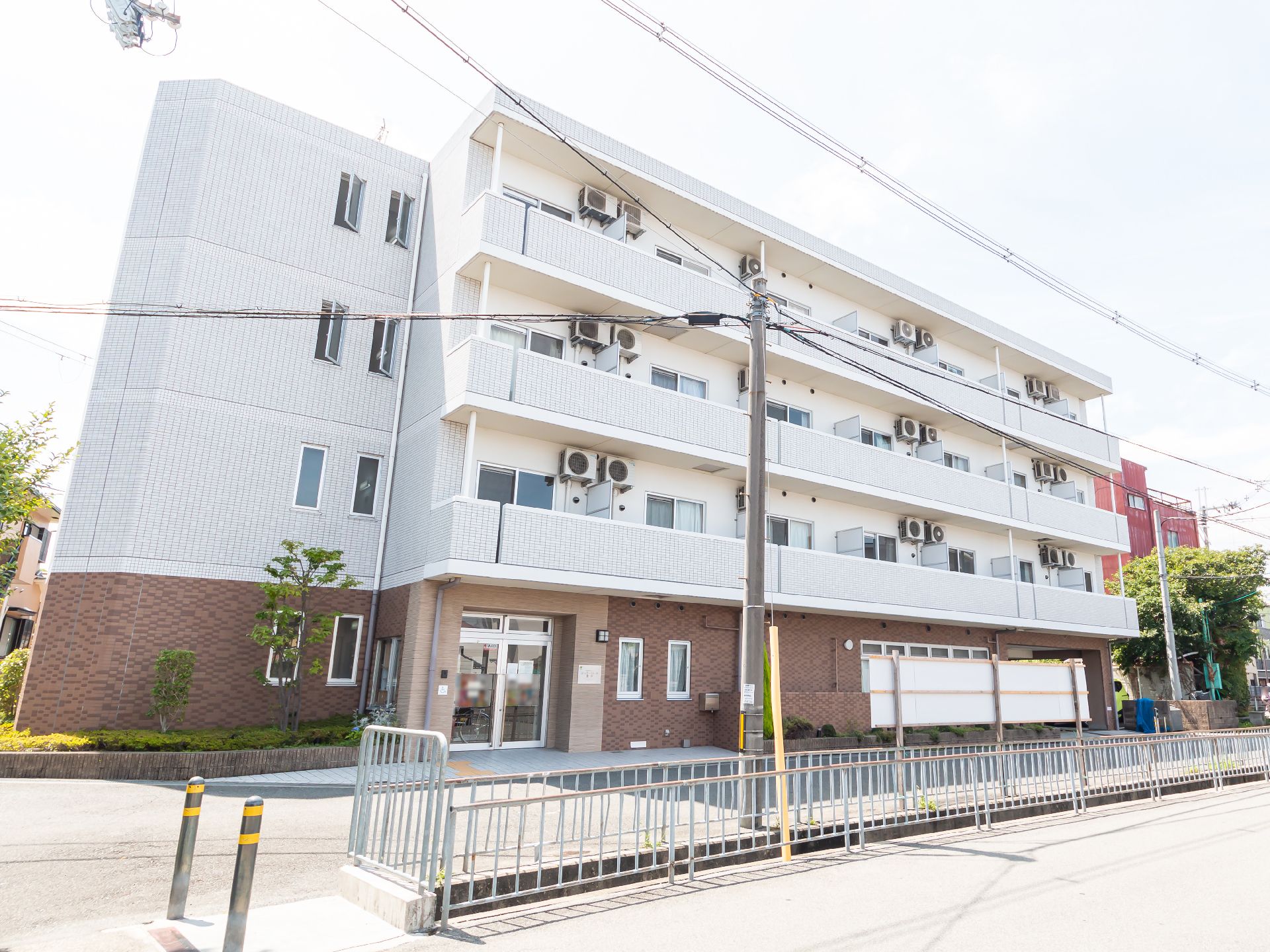 道路から撮影された４階建ての介護施設