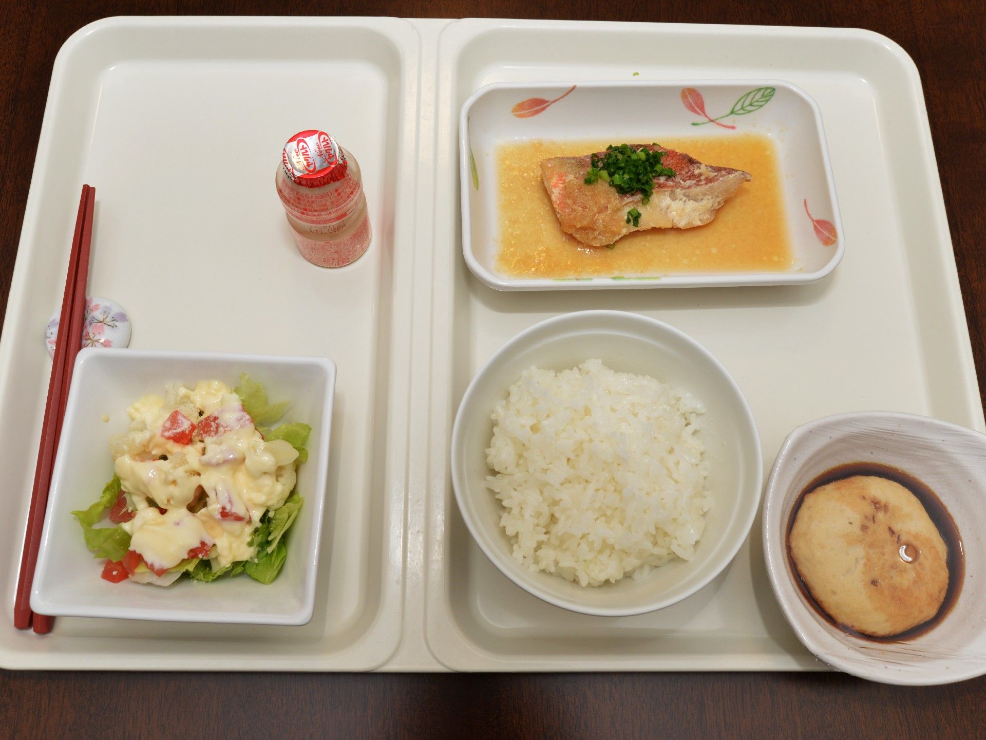 主食はごはん、主菜は魚、副菜にポテトサラダととろろがこの日のメニュー。管理栄養士のもと、入所者の健康に配慮した食事を提供している。