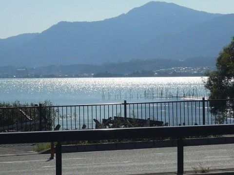 山や街、湖を見ることができる、当施設のベランダからの景色
