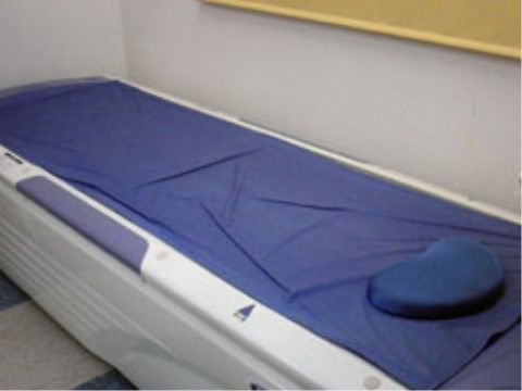 ご入居者様の体調を見るときに用いられる、青い診察台