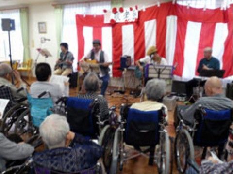 敬老の日を祝うイベントで、楽器を演奏しているご入居者様
