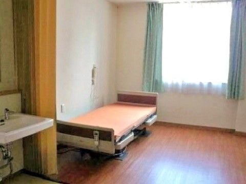 ナースコールが完備されている居室である。いざという時でもスタッフが迅速に駆けつけることが可能なので、安心できる。