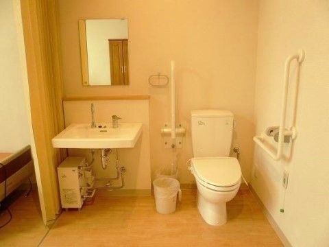 トイレと洗面スペースは居室内に設置されている。手すりも付いているため、入居者様はどなたでも安心してご利用可能である。