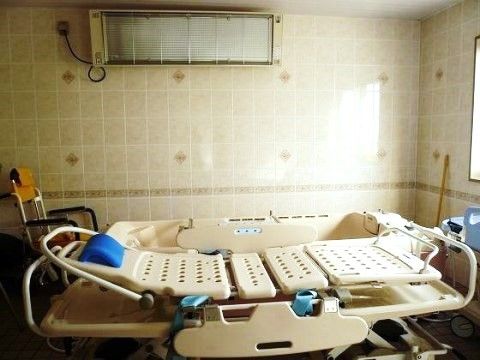 入浴時に介護が必要な方でも安心して利用できる、機械浴室も設置されている。スタッフの補助も含めて、安心して入浴できる。