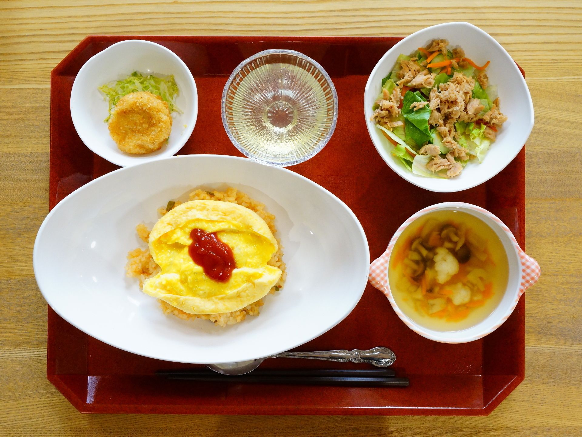 トレイには5種類の食事がのっており、オムライスやサラダ、スープといった洋風のメニューが中心となっている。