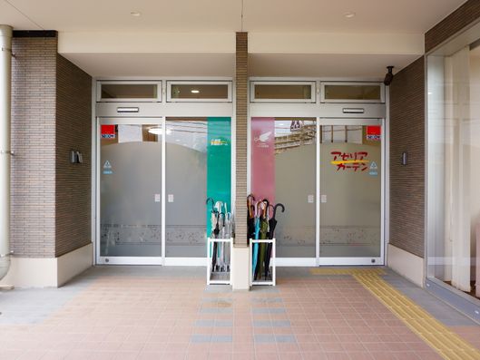 たくさんの傘がある傘立て