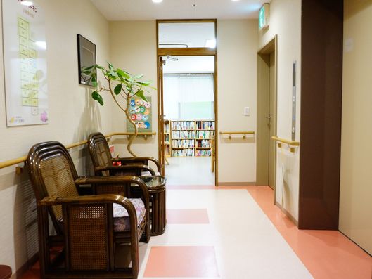 エレベーターの前