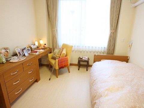 「グッドタイム リビング 香里ヶ丘－けやき通り－」のお一人様用居室。個室でおひとりの時間も楽しめる。