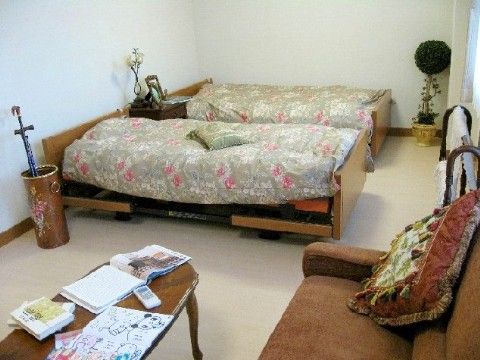 「グッドタイム リビング 香里ヶ丘－けやき通り－」のお二人様用居室。キッチンでお料理もできる。