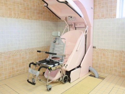 「グッドタイム リビング 香里ヶ丘－けやき通り－」の浴室。介助サポートも行われている。