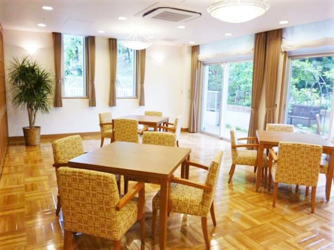 正方形のテーブルに椅子が4脚置かれている
