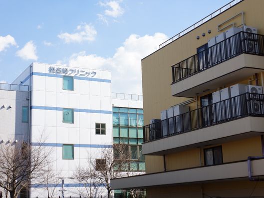 施設のベランダと病院