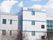 施設の近辺には病院があり、白い建物でかなり大きな規模の建物となっている。また「椎名崎クリニック」という病院名もはっきりと確認できる。