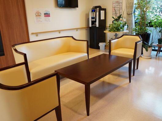 長めの机とイス