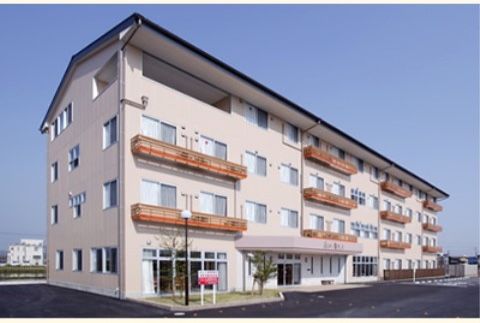 陽だまりの庄 松阪の外観。地上４階建ての施設