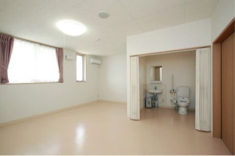 陽だまりの庄 松阪の居室。個室にトイレが設置されている