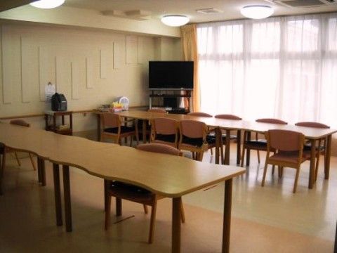 陽だまりの庄 松阪の食堂。大きなダイニングテーブルとテレビを設置