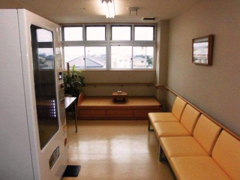 陽だまりの庄 松阪の談話スペース。ソファと自販機を廊下に設置