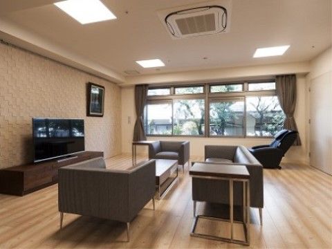 ヴィラフォーレ荻窪の居間。毎日多くの入居者様がこちらでおしゃべりを楽しんでいます。親睦・交友を深めてください。
