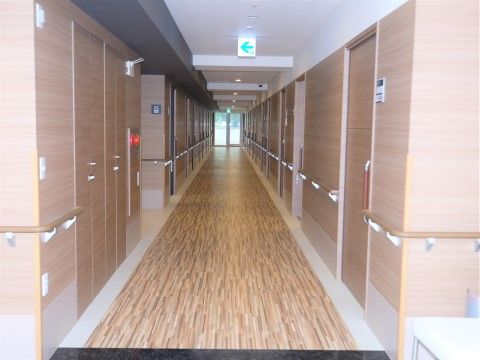 ヴィラフォーレ荻窪の廊下。オールバリアフリーとなっている館内は、車いすでの移動ですべてをご利用いただけます。