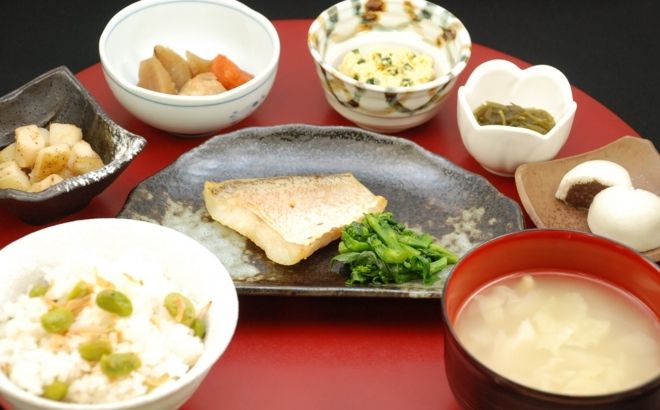 豆ごはんと味噌汁がセットになったメニュー