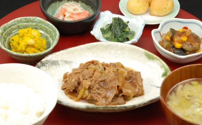 蓮根のサラダとほうれん草のおひたし、かぼちゃのサラダがセットになったメニュー