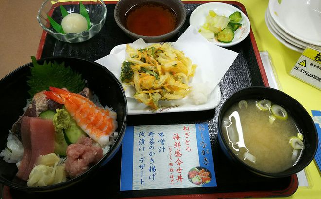 ねぎとろ海鮮盛り合わせ丼とかき揚げのセット