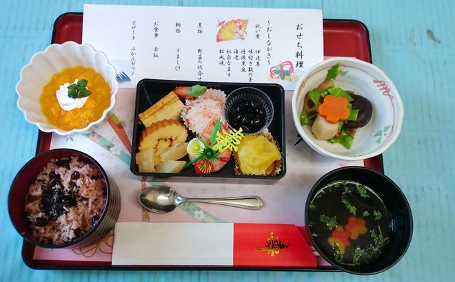 おせち料理と赤飯と吸い物のセット
