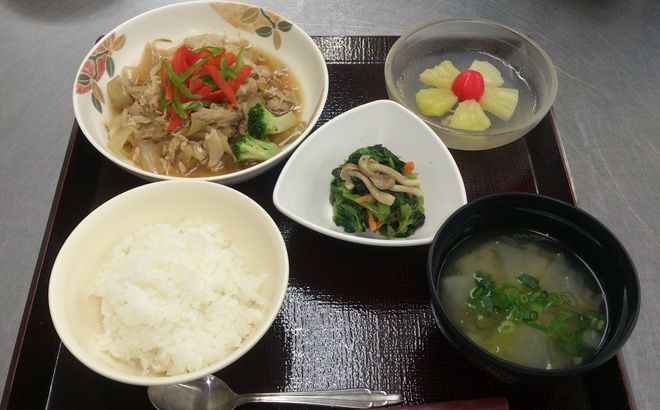 ご飯と味噌汁とフルーツのデザートが付いたセット
