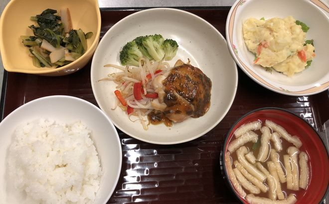 ハンバーグとポテトサラダとごはんと味噌汁のセット