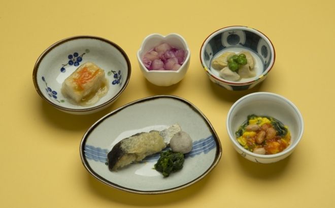 焼き魚がメインの小鉢が複数ついたセット