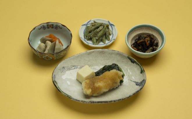 里芋の煮物といんげんの和え物とひじきの煮物がセットになったメニュー