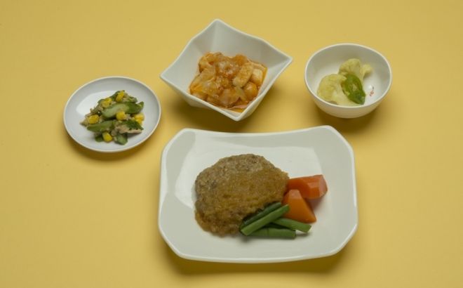 いんげんとにんじんを添えたおろしハンバーグがメインの献立