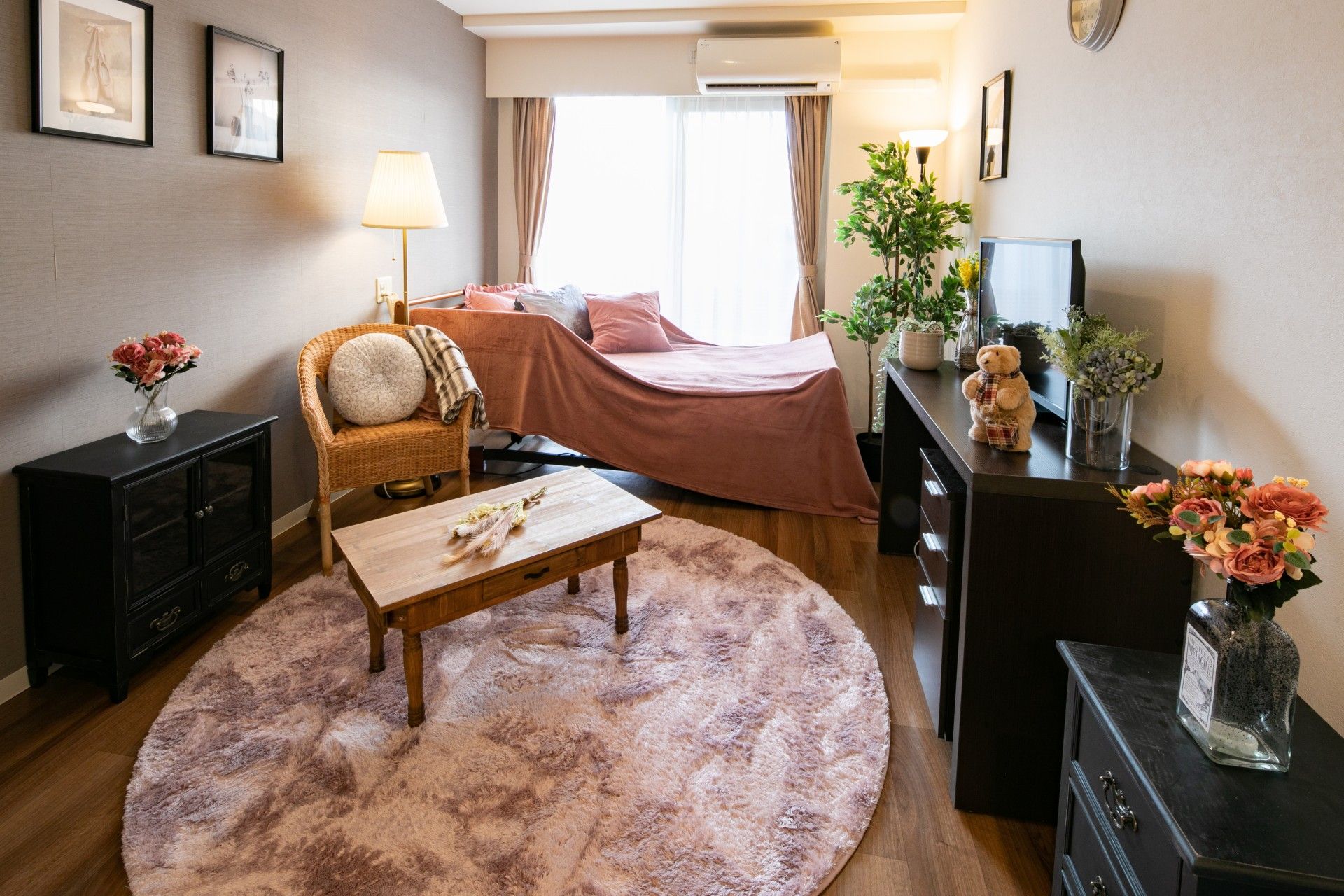 洗面所に設置されている洗面台である。鏡は大きく、また、椅子も設置されており、床も滑りにくい素材になっている。