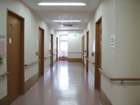 「ウェルライフガーデン海老名」の廊下。車椅子の方がすれ違えるほど、横幅にゆとりのある環境である。