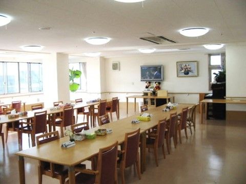 「ウェルライフガーデン海老名」のコミュニティリビング。入居者様が集まって、互いに交流を図ることができる。