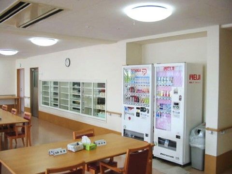 「ウェルライフガーデン海老名」のコミュニティリビング。入居者様に、飲料を気軽に飲めるよう自販機を設置している。