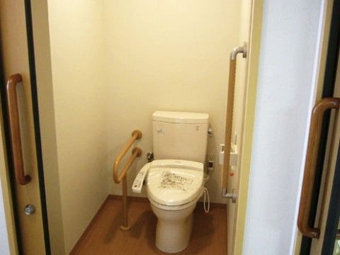 「ウェルライフヴィラ湘南ちがさき」の居室内トイレ。左右に介助手すりを設置しており、立ち上がり時を楽にしている。